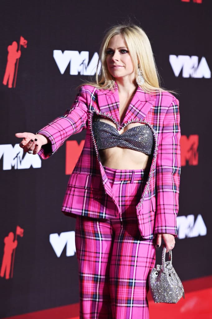 Con su recorte en forma de corazón y un bandeau deslumbrante, el traje pantalón rosa a cuadros de Lavigne le dio un toque divertido a su estilo punk característico.