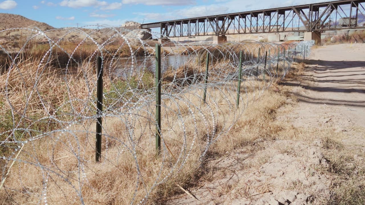 Alambres de púas son colocados por las autoridades migratorias cerca de la frontera sur de los Estados Unidos.