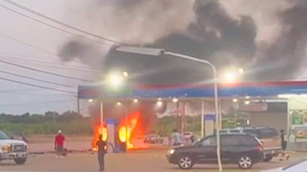 En el video se observa el auto de la familia Rosales envuelto en llamas, a pocos metros de una estación de gasolina.