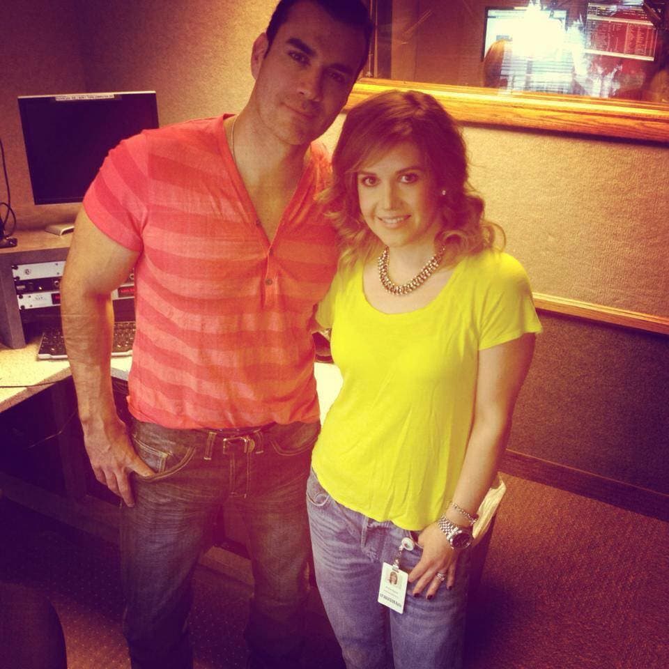 Con el galan de telenovelas 
<a href="http://www.univision.com/temas/david-zepeda">David Zepeda</a>.