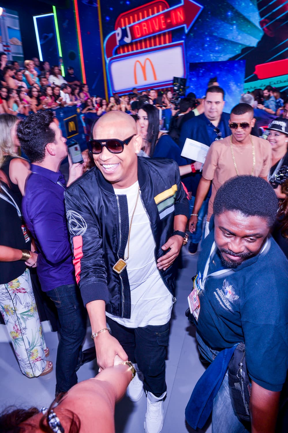 En una gran variedad de estilos, el accesorio predominante entre las celebridades que asistieron a la entrega de este año fue, sin duda las gafas de sol.