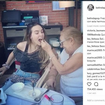 Aunque ronda casi los 90 años, Belinda dijo que doña Juana Moreno "
<b><a href="https://www.univision.com/famosos/asi-sufrio-belinda-con-su-abuela-fumando-al-volante-y-sin-licencia-ni-gasolina-ni-luces-ni-cinturon-video" target="_blank">vive como si fuera adolescente</a></b>: fuma, le gusta tomar, la fiesta, bailar y maneja (el auto)". 
<br>