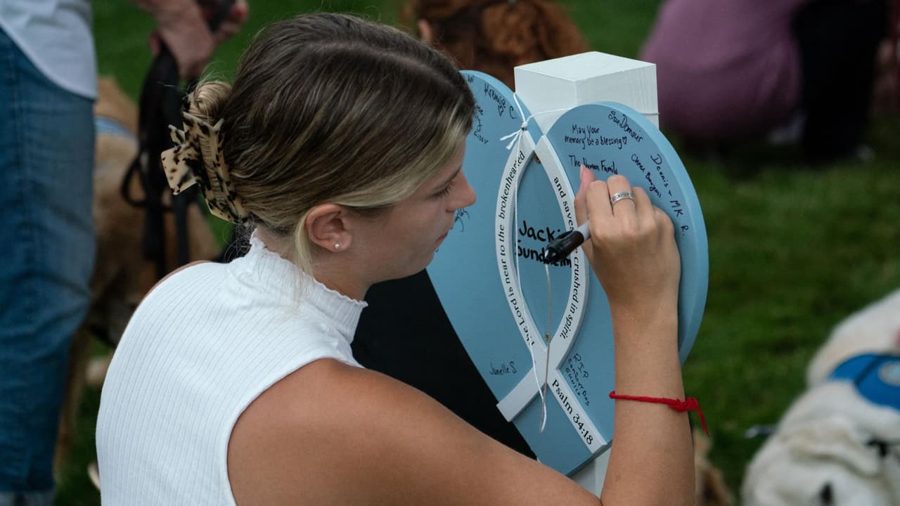 Video: Con una vigilia, decenas de personas expresaron su apoyo y consuelo a sobrevivientes y familiares de las víctimas de la masacre que ya deja siete personas muertas. “No importa la religión, de dónde son y la razón por la que estaban ahí, somos una sola comunidad y estamos con ellos”, dijo uno de los participantes en el evento religioso. Cabe señalar que la tragedia también golpeó a dos familias hispanas que ahora lloran a un abuelo y oran por la salud de un padre en condición crítica.