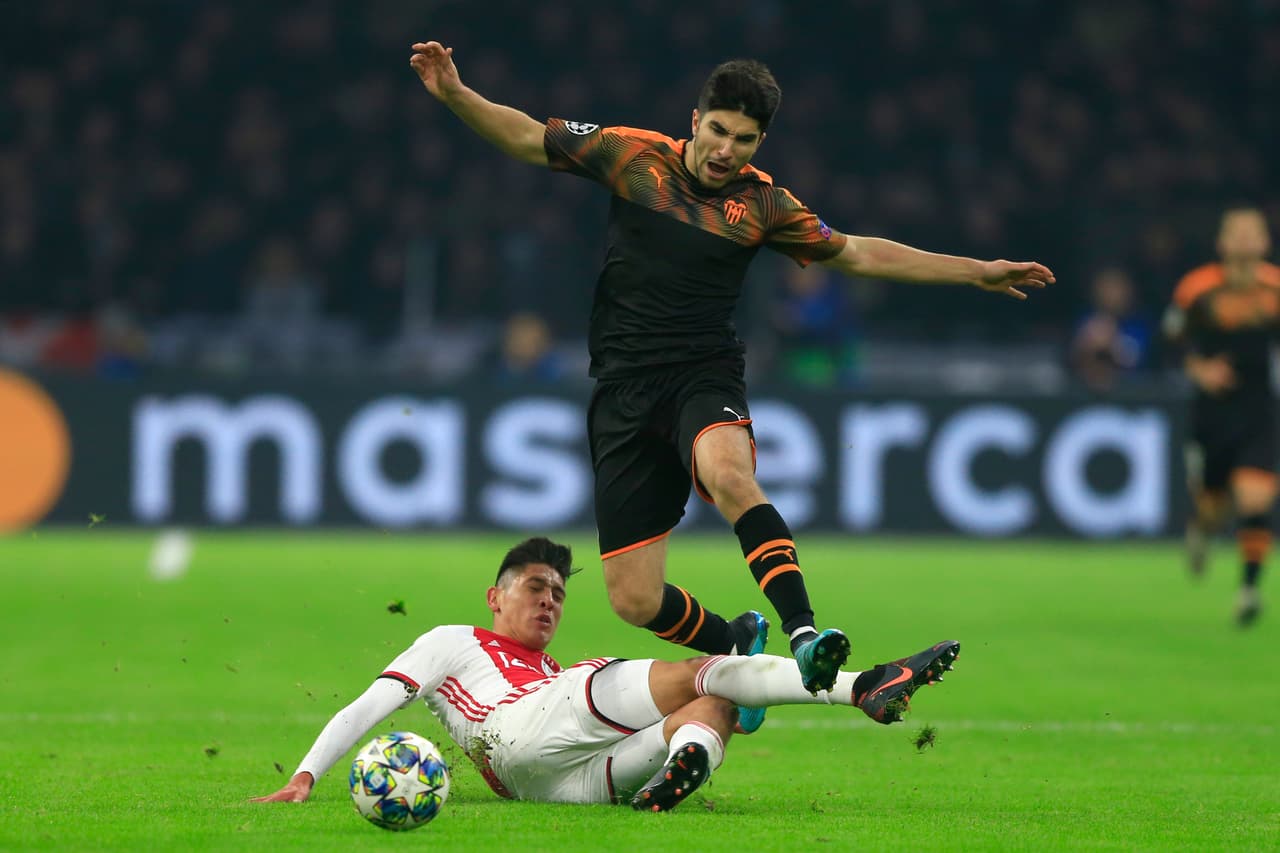 Edson Álvarez jugó los últimos ocho minutos, entró de cambio por Timber, del triunfo del Ajax 1-3 sobre el Heerenveen.