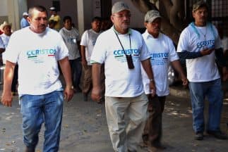 Miembros de las autodefensas a su llegada a Apatzingán.