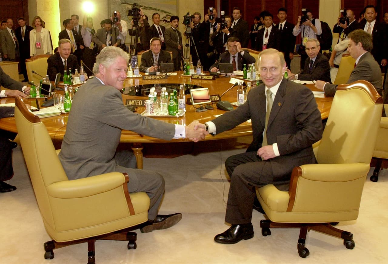 Al mes siguiente, en julio de 2000, Clinton y Putin se reunieron en Nago, Japón, en el marco de la cumbre del G8.
<br>