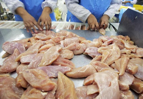 Retiran en 8 estados más de 2 millones de libras de productos de pollo posiblemente contaminado