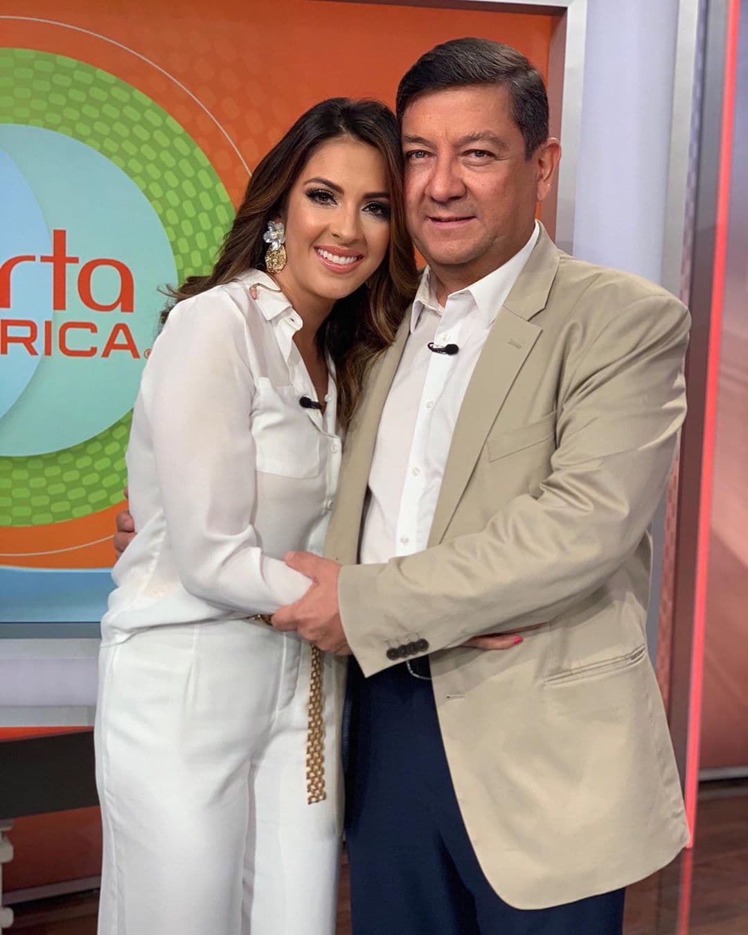 El Día del Padre, la producción de Despierta América la sorprendió en vivo cuando su padre llegó inesperadamente a uno de sus segmentos que conducía. Maity soltó las lágrimas al ver a su padre pisar el set.