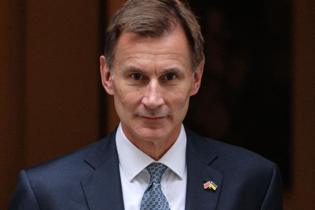 <b>Jeremy Hunt, canciller de Hacienda de Reino Unido:</b> Bloomberg ha destacado la labor del nuevo canciller de Hacienda de Reino Unido, quien, apenas una semana después de haber sido nombrado en octubre, logró reducir el costo de los préstamos a largo plazo, bajándolos del 4%, cuando habían llegado a estar en un 4.8%. Esta maniobra detuvo la caída del valor de la libra esterlina y ahorró enormes intereses a los contribuyentes, señala Bloomberg.