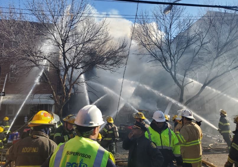 Más de 100 efectivos de los cuerpos de bomberos de la ciudad trabajan en el lugar.