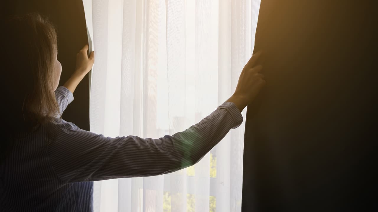 <b>Mantén cerradas las cortinas</b>
<br>Mantén cortinas o persianas cerradas para evitar el calor, principalmente la ventana si recibe luz solar todo el día. Así evitarás que incrementen las temperaturas al interior.