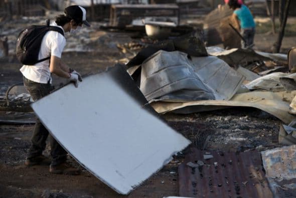 El domingo se mostraron imágenes de personas que intentaban desesperadas retirar los escombros de lo que fueron sus hogares.