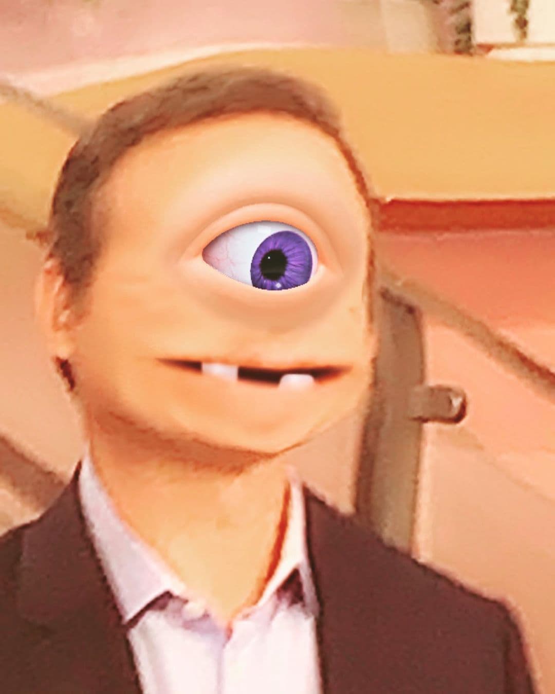 Pero lo mejor de todo es que siempre tiene a sus compañeros, que en todo le siguen la corriente.