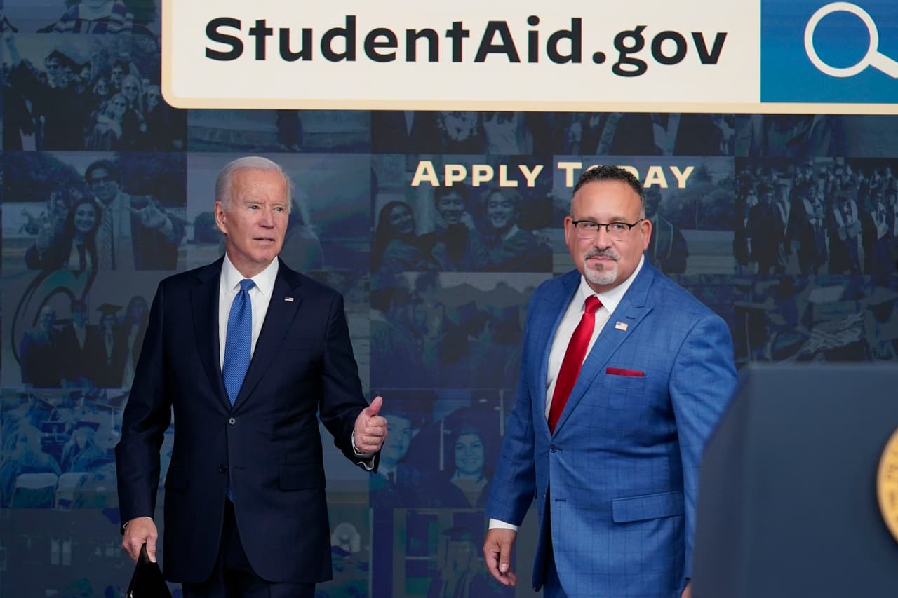 El president Joe Biden y el secretario de Educación, Miguel Cardona, en un evento sobre su plan de condonación de la deuda estudiantil.