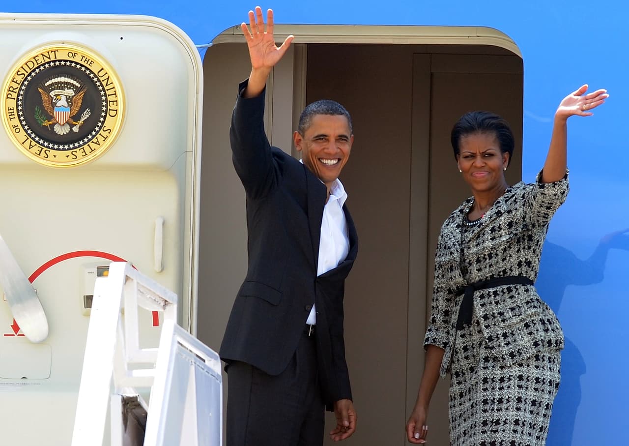 Con este dos piezas de cheviot gris a cuadros partía Michelle en el Air Force One tras la visita a Mumbai.
