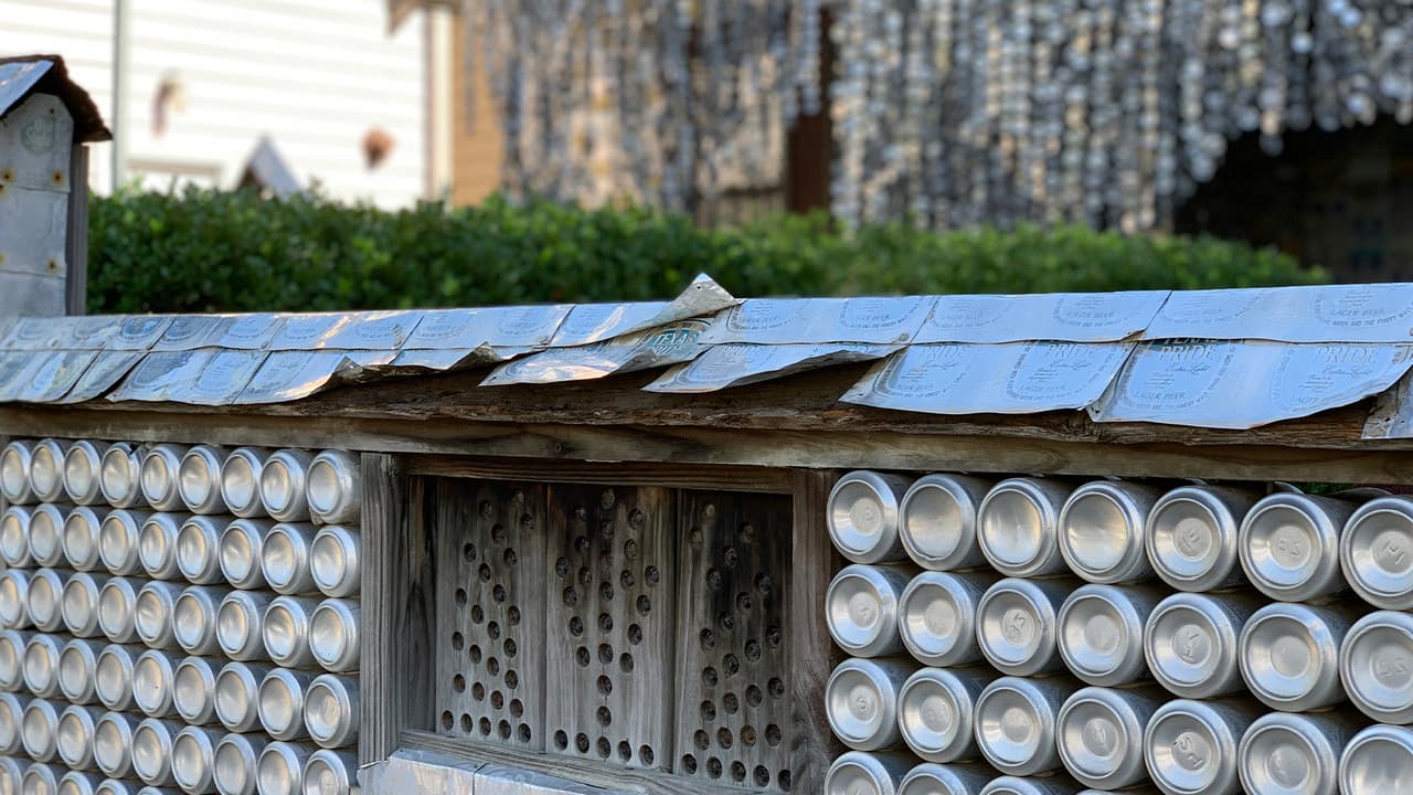 Mientras cubría la casa, acumulaba los extremos de latas y las tapas los cuales también agregó al diseño para no desperdiciar nada de material.