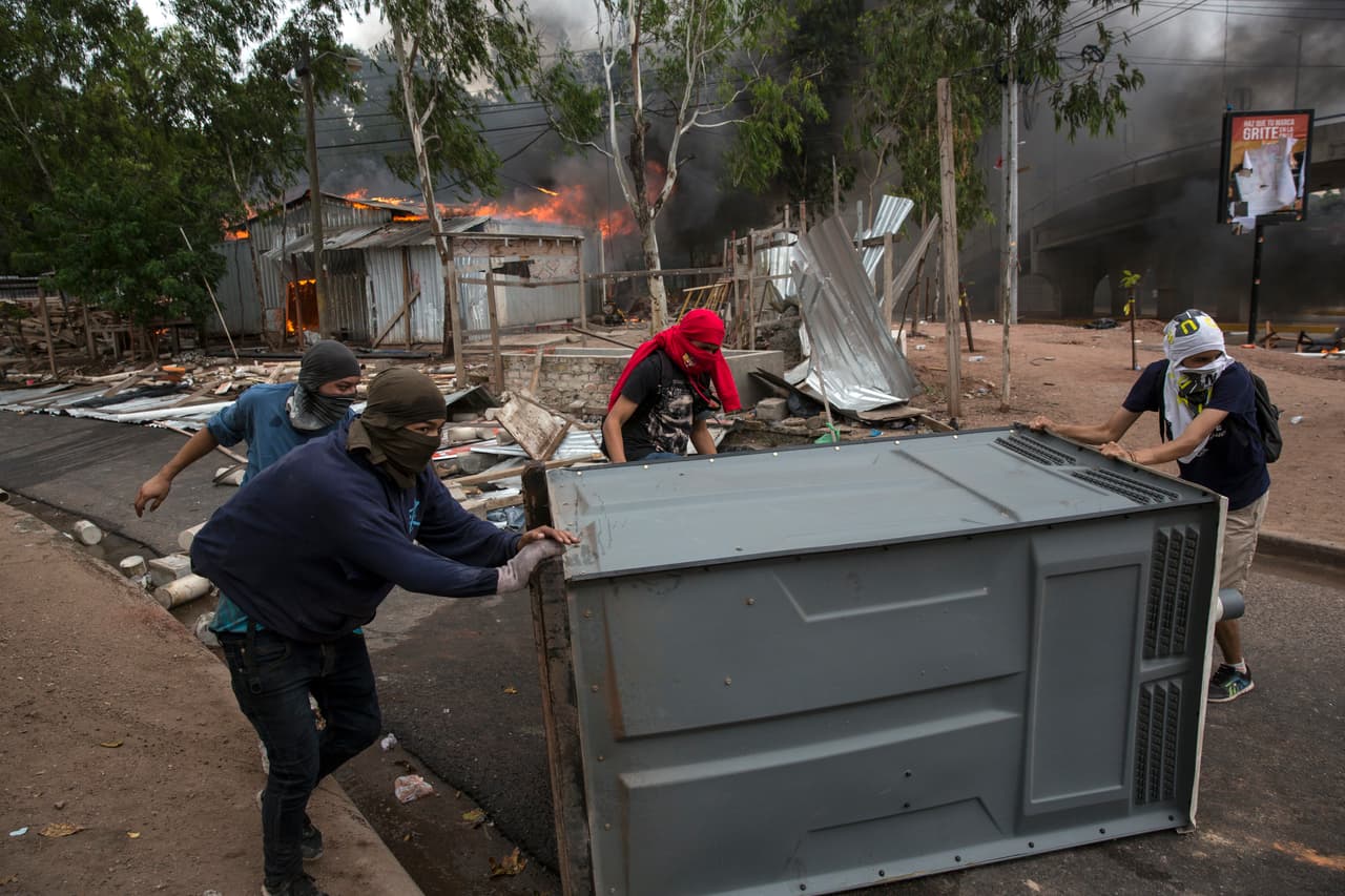 Tanto el presidente de centroderecha, Juan Orlando Hernández, como su rival Salvador Nasralla, una estrella de TV de 64 años, se proclamaron ganadores de la votación del domingo.