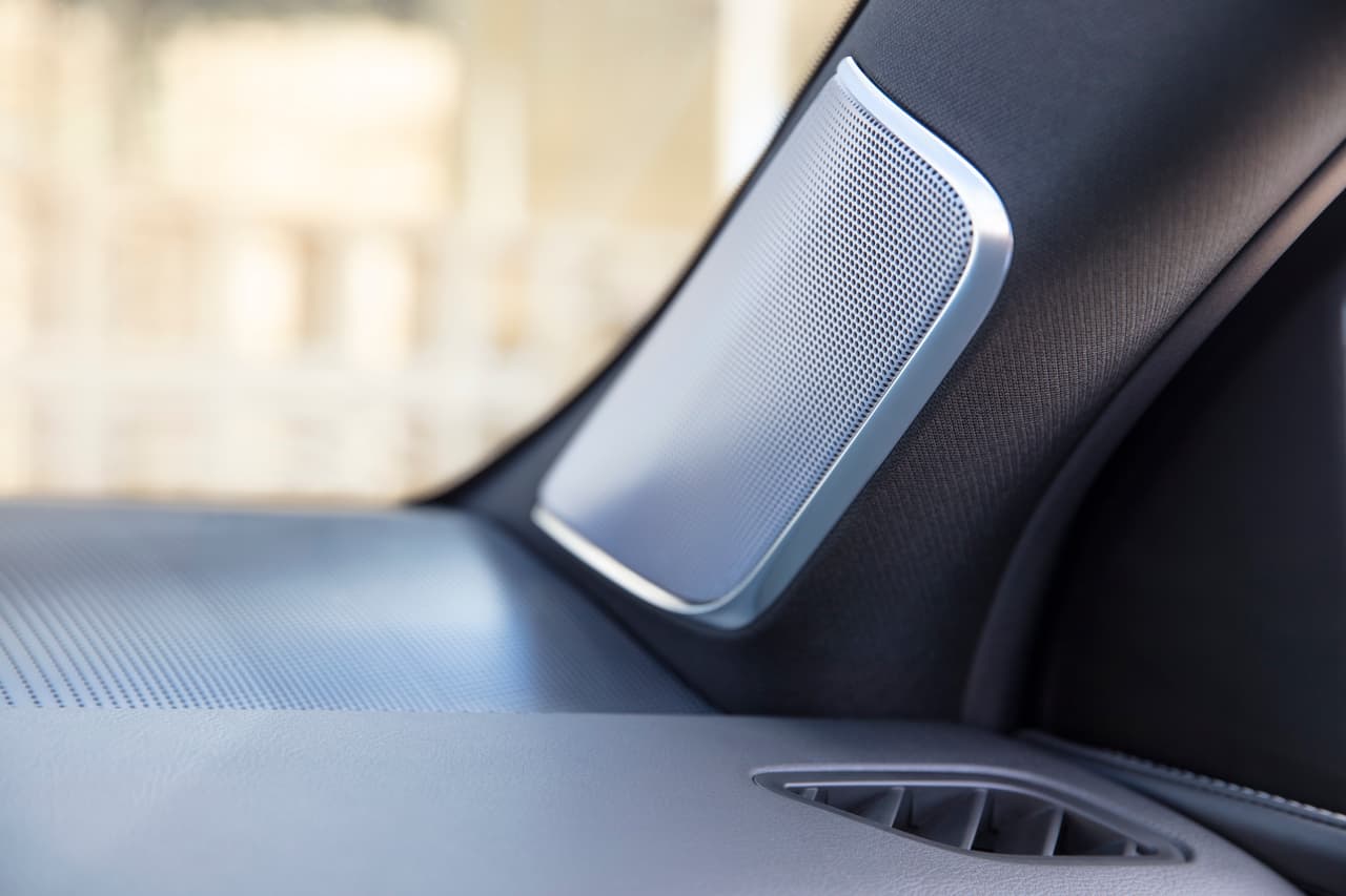 El sonido es otro aspecto al que se le puso bastante empeño para dejar a todos sorprendidos. De hecho, el desarrollo de este sistema estuvo a cargo de AKG, quienes debutaron como colaboradores en la industria automotriz con esta nueva edición de la Escalade.