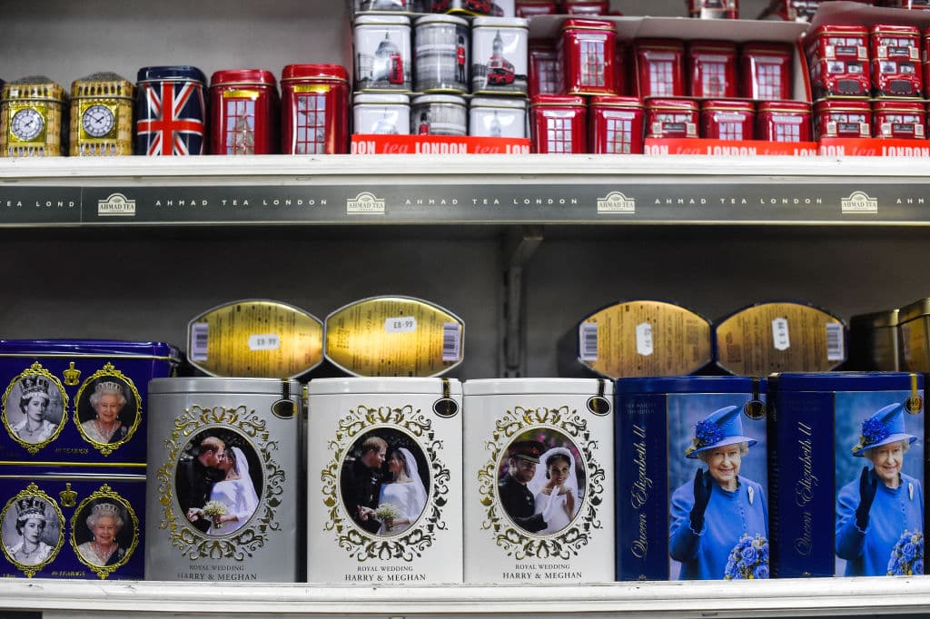 Desde que dieron a conocer su intención de 
<b><a href="https://www.univision.com/famosos/tras-su-decision-de-apartarse-de-la-realeza-sale-a-la-luz-que-meghan-markle-firmo-contrato-con-disney-fotos">alejarse de la realeza</a></b>, los duques de Sussex han acaparado la atención de la prensa mundial, pero no solo en revistas, periódicos, noticieros y programas de televisión, también en los anaqueles de establecimientos en el Reino Unido y tiendas por internet.
<br>