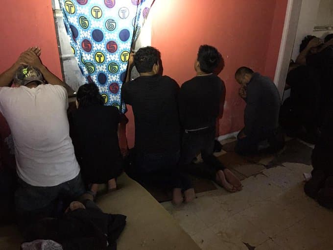 Las deplorables condiciones de esta vivienda contrastan con el multimillonario negocio de los coyotes, que solo en 2017 pudo haber generado hasta $2,300 millones, según un informe del Departamento de Seguridad Nacional (DHS en inglés).