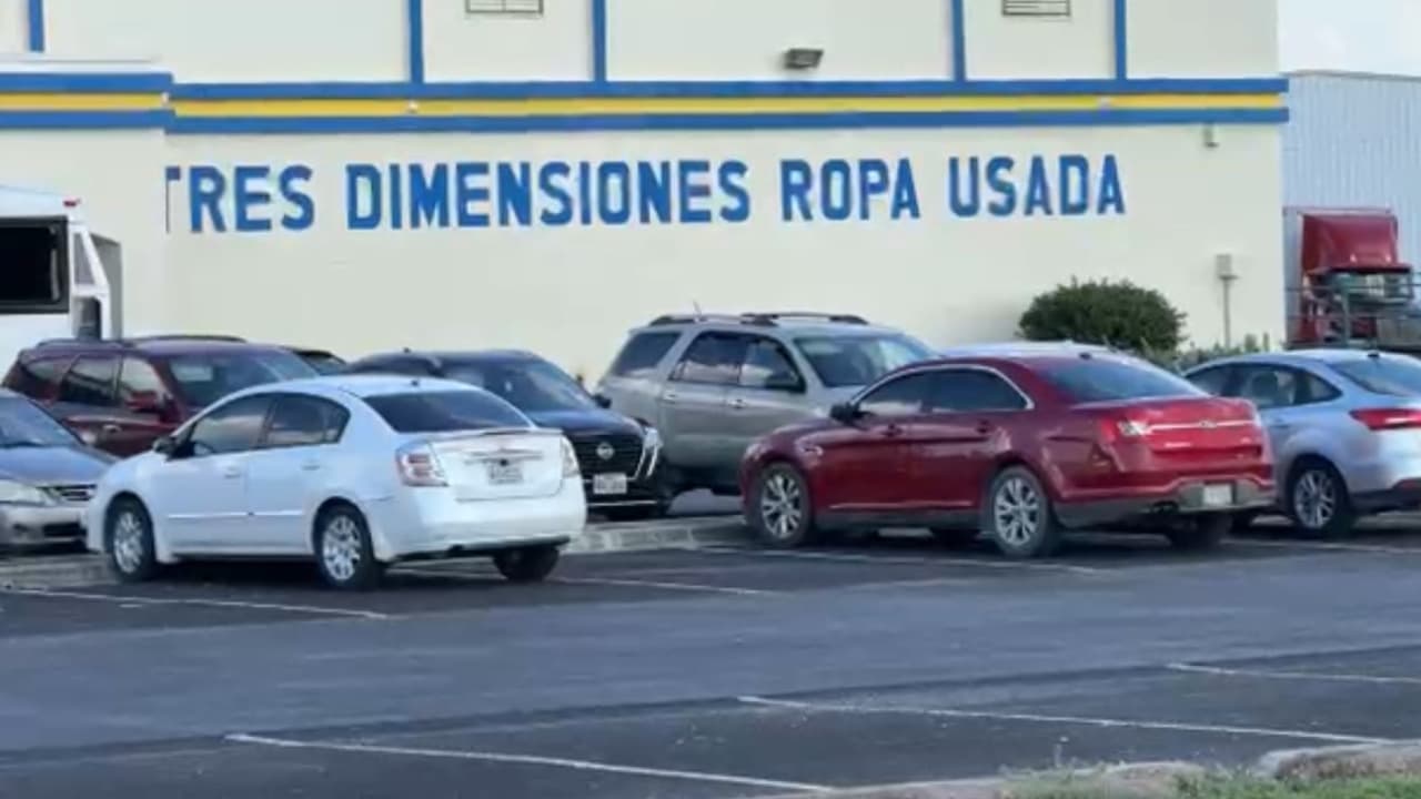 La tarde de este jueves 2 de octubre, agentes de ICE llevaron a cabo una 
<b>mega redada en la tienda Tres Dimensiones Ropa Usada</b>, ubicada la calle 23 de McAllen, Texas.