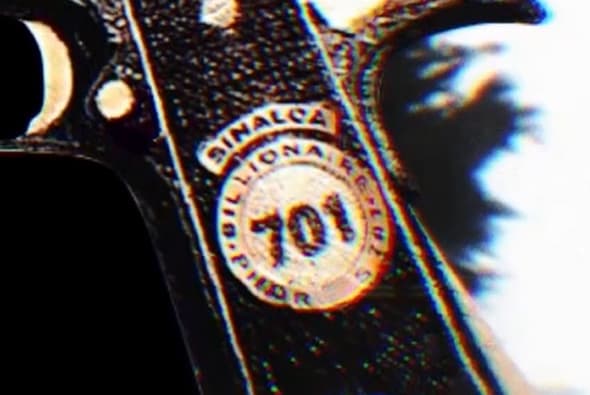 Y en la empuñadura, o culata, se puede ver un grabado donde se lee "Billionaire - 701 - Phorbes". Esto hace referencia a la posición que 'El Chapo' alcanzó en el 2009 en la lista de los millonarios del mundo que publicó la revista Forbes. Esta pistola fue valuada en 303 mil dólares pues tiene incrustaciones de oro y diamantes.