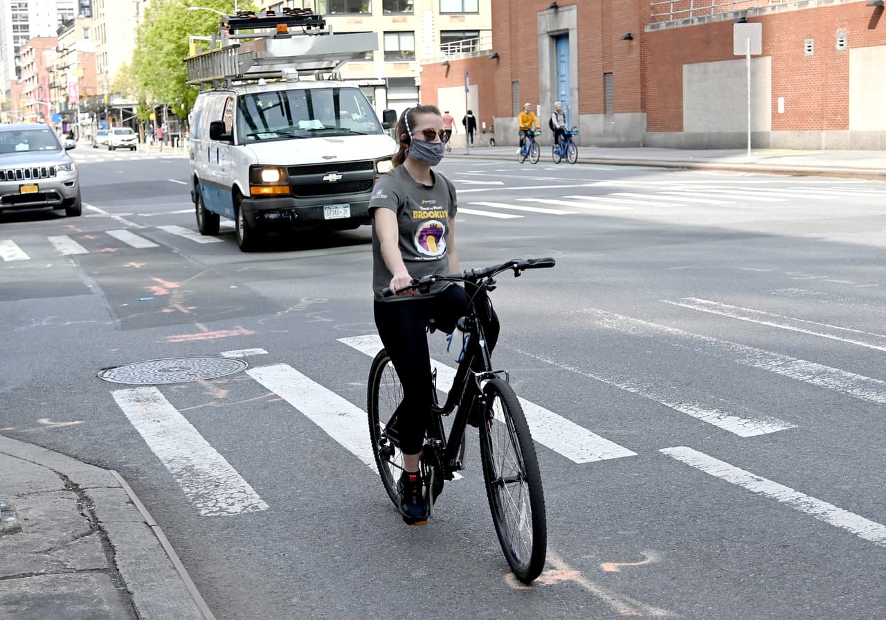 Un ciclista usa una máscara de tela gris