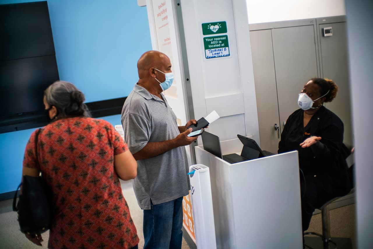 Nueva York requiere que viajeros muestren pruebas de coronavirus, de lo contrario deberán ponerse en cuarentena