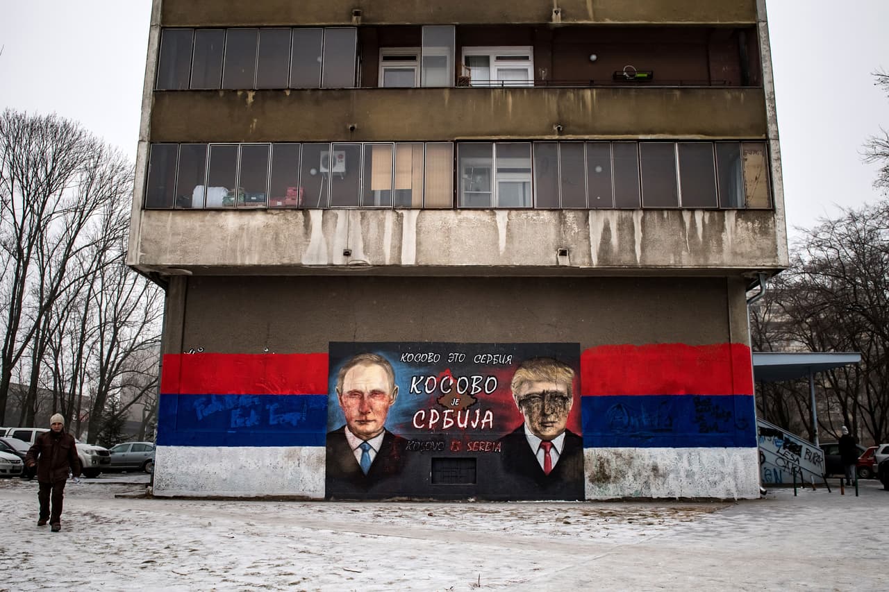 BELGRADO, SERBIA.-
<b>Balcanes trumpistas</b>. Un mural -vandalizado- muestra a
<b>Putin y Trump</b> con texto en cirílico con un mensaje ultranacionalista serbio que dice "
<b>Kosovo es Serbia</b>". Según medios,
<b>Trump renovó el entusiasmo por EEUU entre ultranacionalistas serbios</b>, que lo perciben como un aliado.
<b><a href="http://www.reuters.com/article/us-serbia-kosovo-president-idUSKBN15022Y" target="_blank">Serbia, respaldada por Rusia que no reconoce a Kosovo</a></b>, ha tratado de anexar parte del territorio de ese país. Tropas dirigidas por OTAN han controlado Kosovo desde un conflicto armado en 1999.