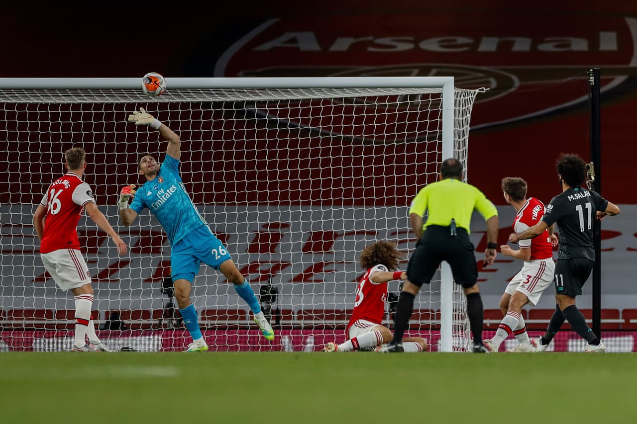 Mohamed Salah buscaba el empate a los 54’, pero el arquero local estaba atento a la jugada.