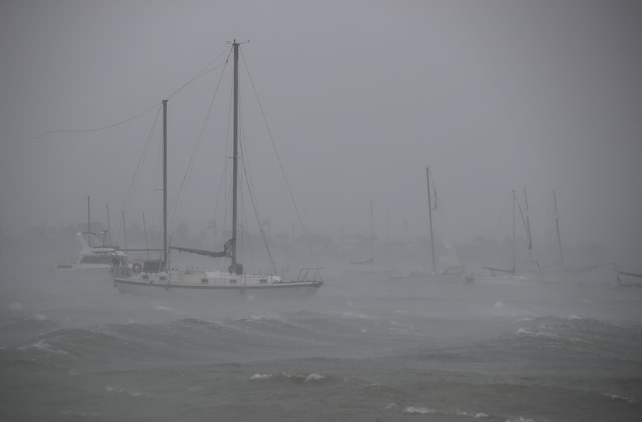 Muchos barcos en los alrededores de Miami fueron dañados o volteados por el oleaje y los vientos. Irma golpeó como tormenta categoría 4 con vientos de cerca de 130 mph.