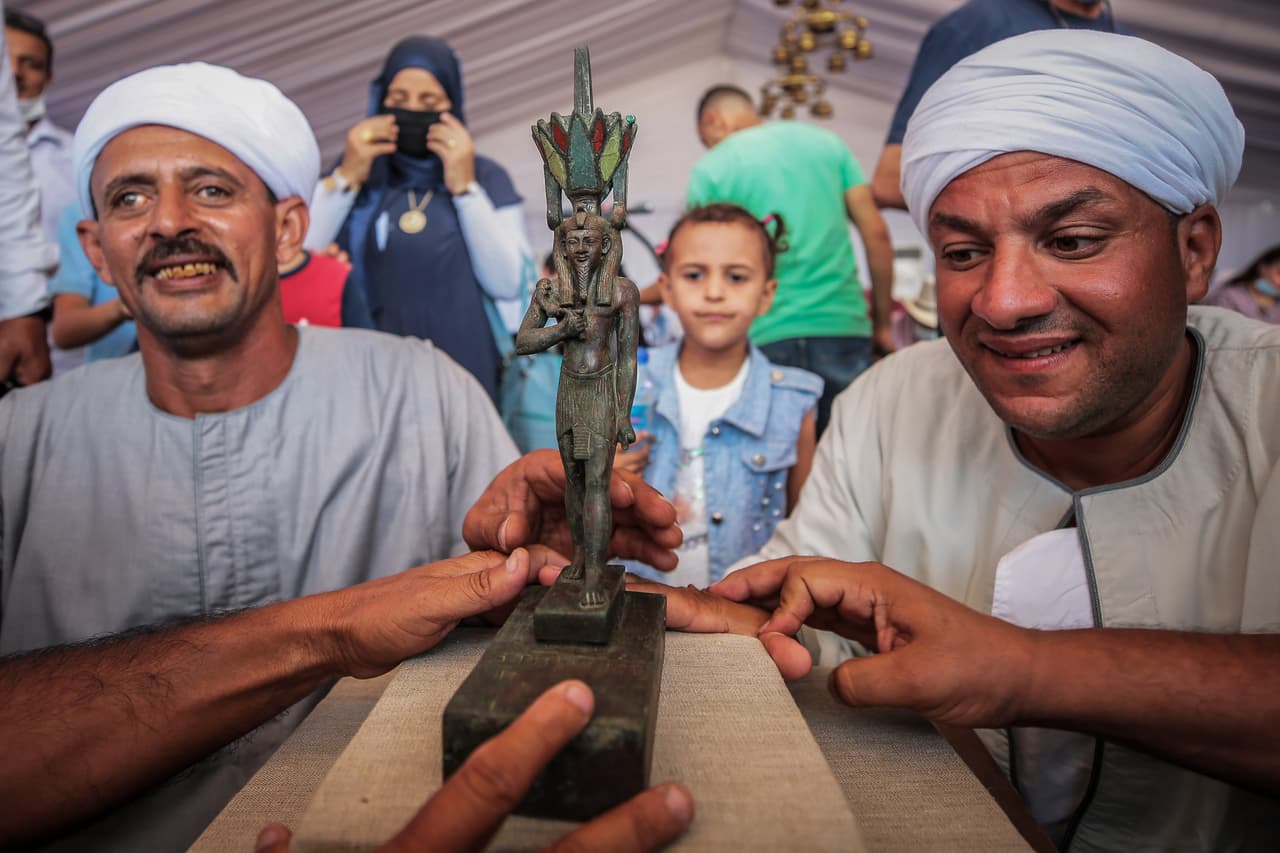 Los arqueólogos encontraron una estautilla de bronce de 35 centímetros bellamente tallada del dios Nefertum, con incrustaciones de piedras preciosas.