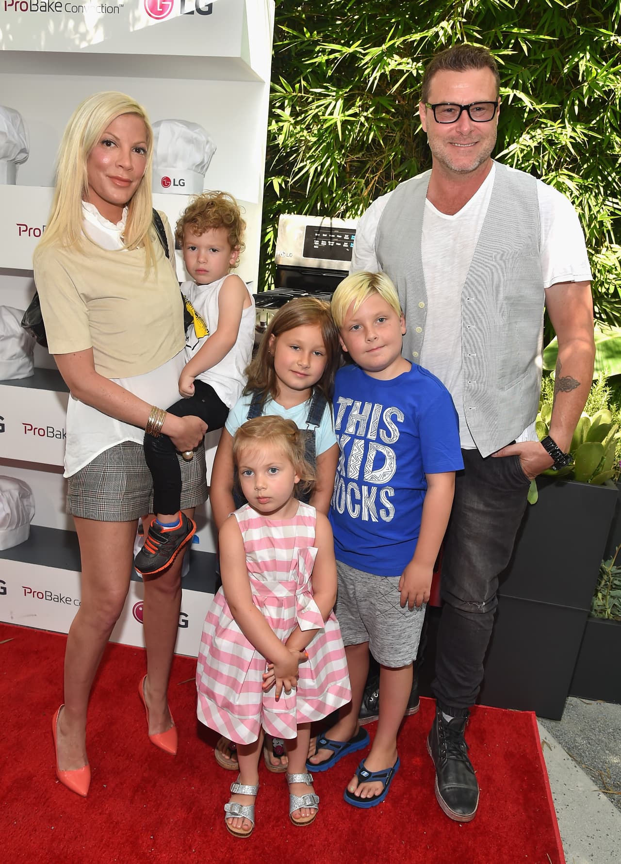 La actriz salió a cenar con su esposo Dean McDermott y sus hijos.