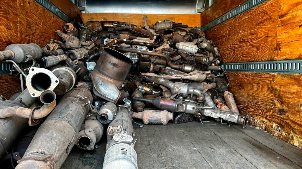 La familia que creó una red de robo de convertidores catalíticos a nivel nacional y logró amasar $38 millones 