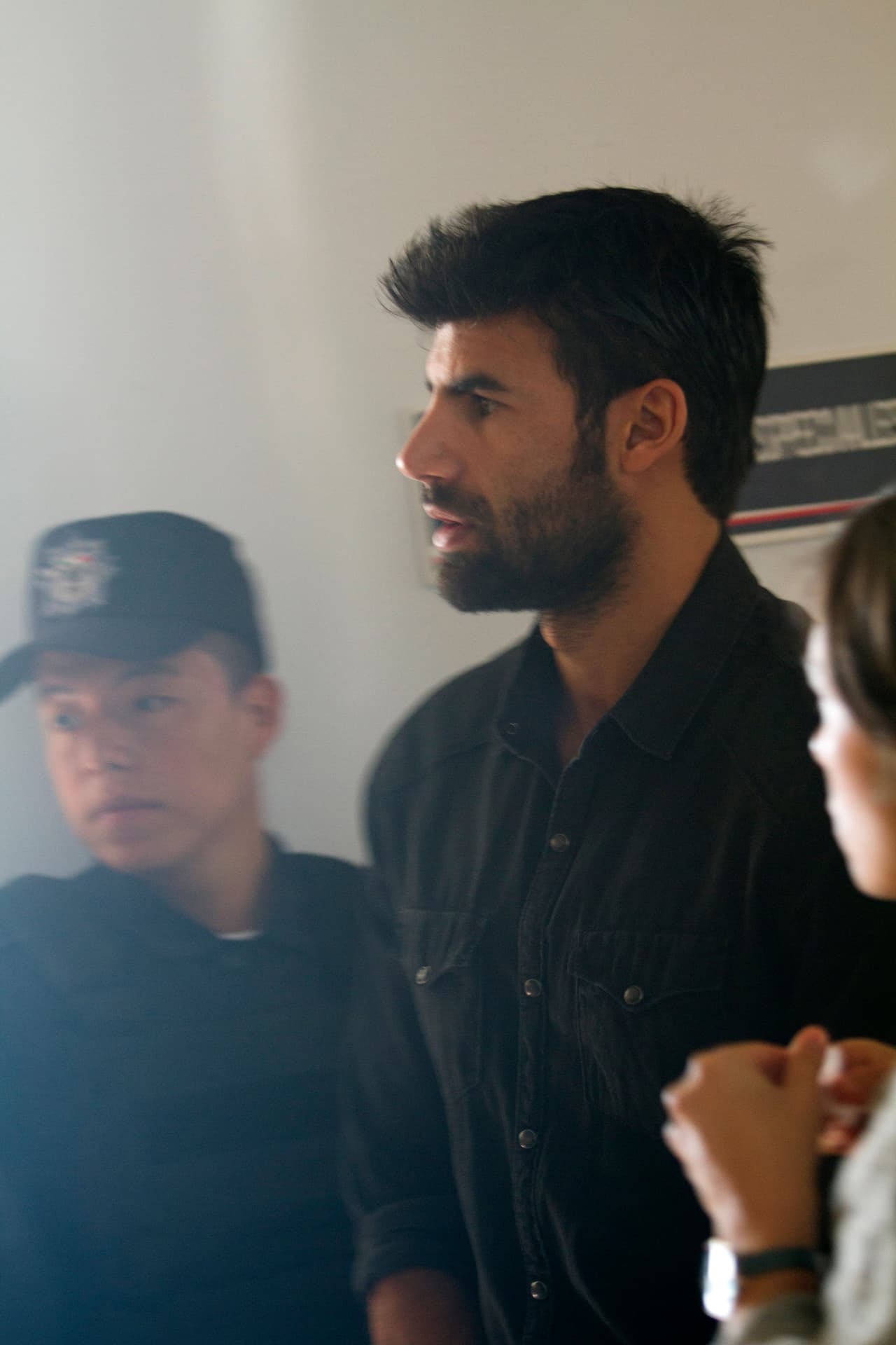 Inesperadamente, la estación de policía donde 
<b><a href="http://www.univision.com/series/la-piloto/arap-bethke-es-john-lucio">John</a></b> se encontraba detenido fue atacada. 
<b><a href="http://www.univision.com/series/la-piloto/juan-eduardo-colucho-es-dave">Dave</a></b> y Mónica sabían que se trataba de un moviento de los Lucio.