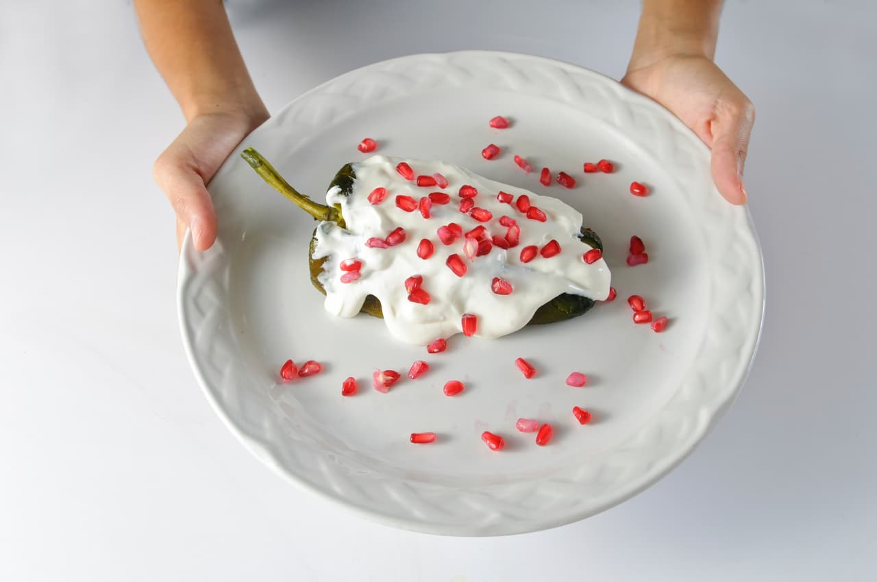 Aunque es una receta un poco compleja en su elaboración, vale la pena realizarla pues el paladar es quien se lleva la recompensa. No pierdas tiempo y conoce todo acerca de los chiles en nogada.