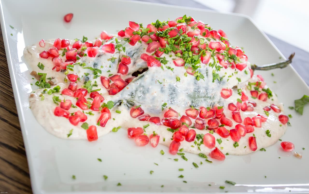 No olvides sazonar a tu gusto con sal y pimienta. Y si quieres puedes agregar un poco de canela y clavo molidos, si es que te gustan los platillos con sabores más concentrados. Cuando veas que esta espeso es momento de retirarlo del fuego, tápalo y ahora deja reposar con su vapor.