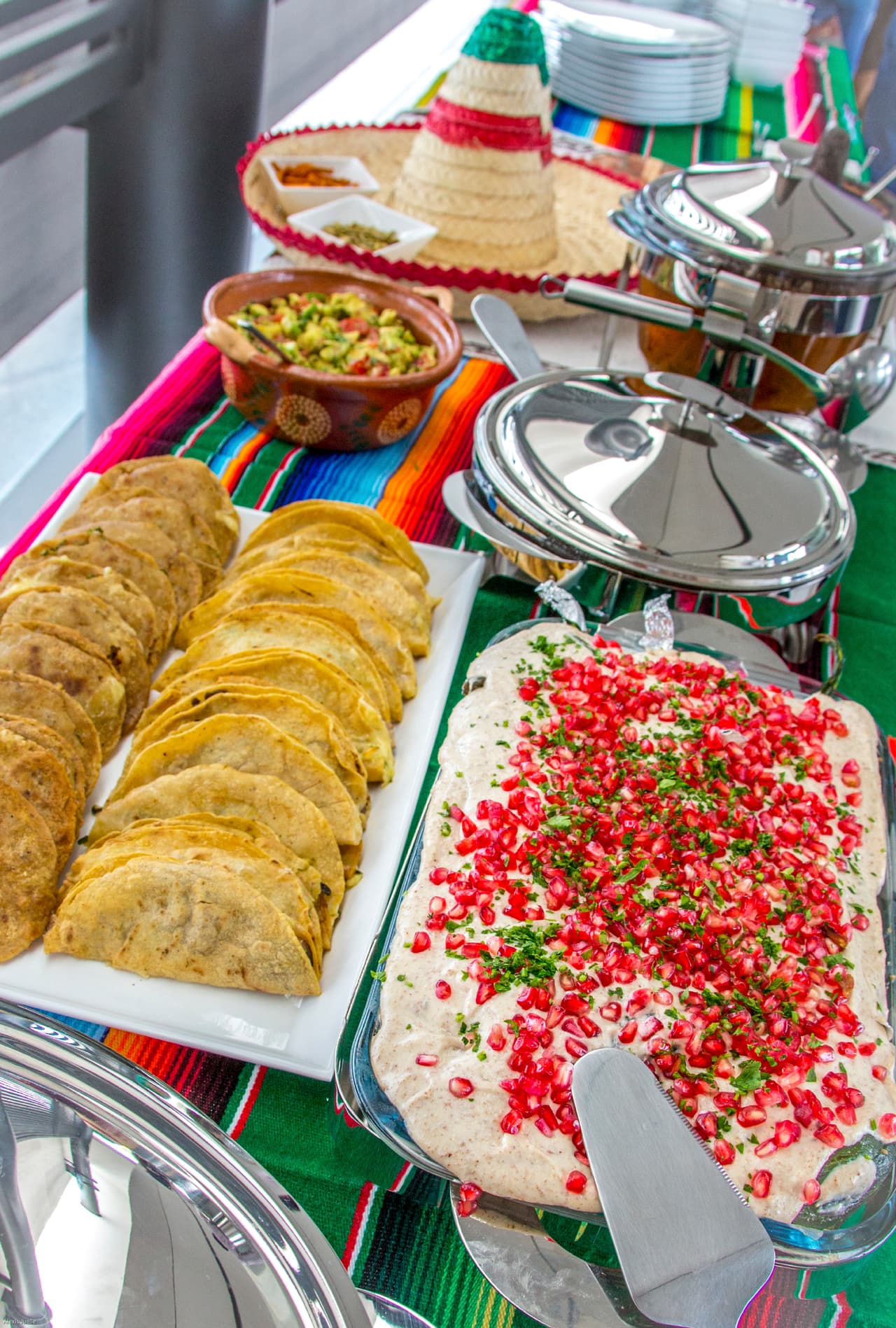 Los ingredientes que se necesitan para la receta son para los chiles: chiles poblanos, huevos, harina y aceite. Mientras que para el relleno de picadillo de carne: carne de puerco, cebolla, puré de jitomate, aceite, pasas, almendras, piñones, acitrones, duraznos, peras, manzanas panocheras, plátano macho maduro, sal y pimienta.