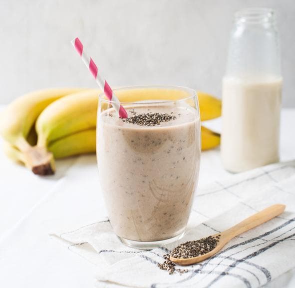 Esta 
<a href="https://www.univision.com/noticias/reto-28/malteada-de-platano-y-almendras-reto-28">malteada de plátano</a> y almendras constituye un desayuno ligero y completo que procura sensación de saciedad gracias a los frutos secos y el plátano.