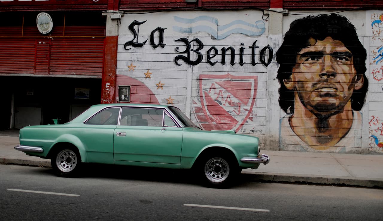 Un mural más en el estadio de Argentinos Juniors para recordar al jugador más grande que ha salido de sus filas.