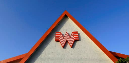 Whataburger presionó a una gerente para que contratara solo a empleados blancos, alega demanda