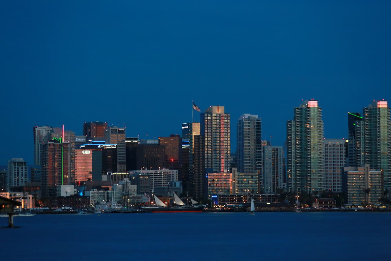 <b>6- San Diego - Carlsbad, California.</b> Desde Lung responden esa pregunta sobre el caso de California así: el estado estaría mucho peor sin sus leyes estrictas sobre la contaminación por gases de vehículos y emisiones de centrales eléctricas. California ha hecho más que cualquier otro estado para contrarrestar la contaminación del aire, aseguran.
<br>