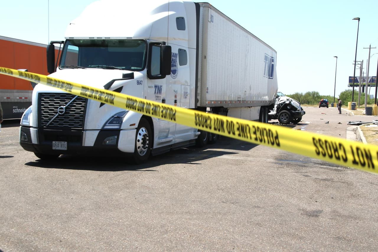 EL DPS detalló que el presunto traficante de personas intentó huir de las autoridades y chocó con un camión en un tramo de la carretera 44 cerca de la I-35.