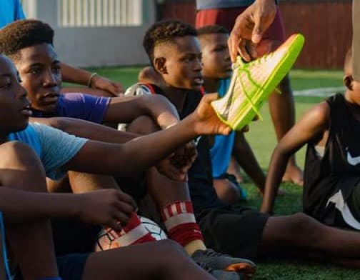 El jugador del Houston Dynamo se acercó a dos marcas deportivas para conseguir el patrocinio.