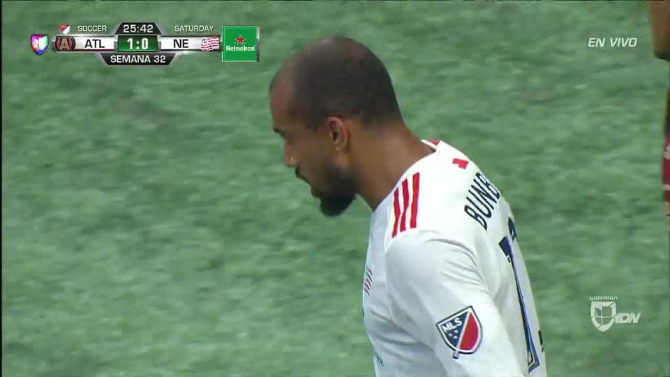 Tiro desviado de Teal Bunbury