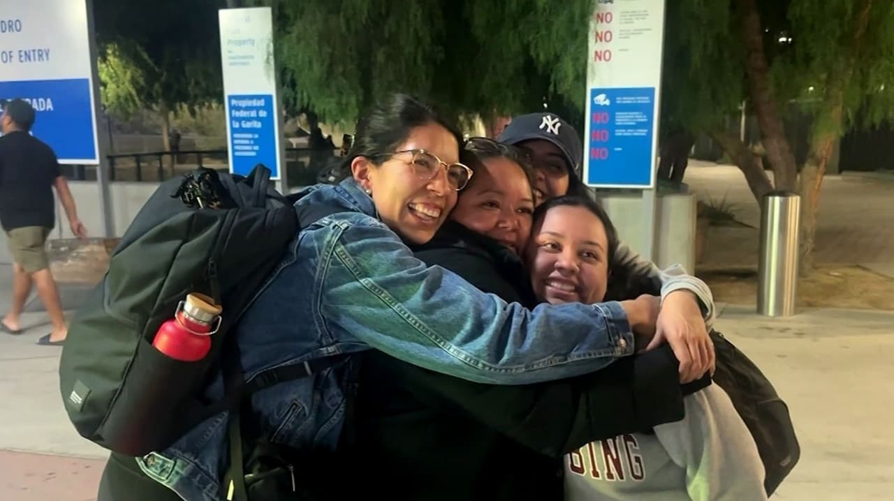 “Me ha vuelto la vida”: Imágenes del reencuentro familiar de una madre beneficiaria de DACA que fue deportada a México