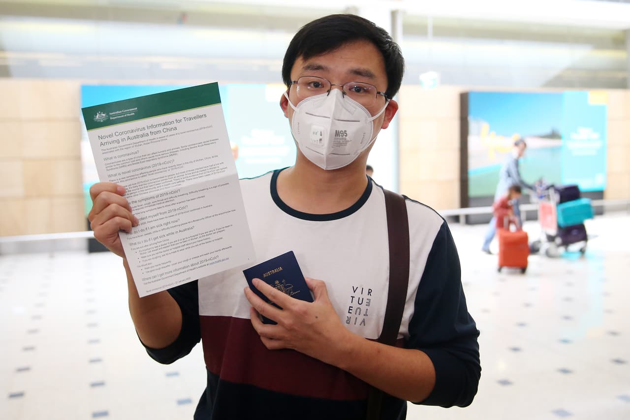 <b>¿Cual es el proceso de las autoridades de salubridad al saber que cuando se confirma un caso?</b> Lo ponen en cuarentena, o que hacen? “Si. Una vez que se confirma, se lleva a la persona al hospital hasta que pase el periodo de contagio. Lo que debemos de determinar es por cuánto tiempo ha estado la persona contagiosa. Es decir, desde que la persona fue expuesta al virus hasta que la persona desarrolle los síntomas.