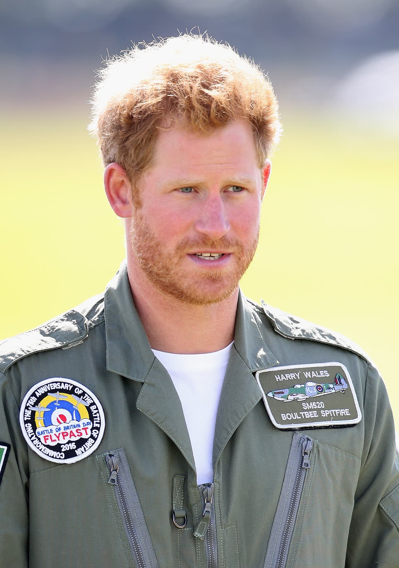 Ataviado con el uniforme aéreo.