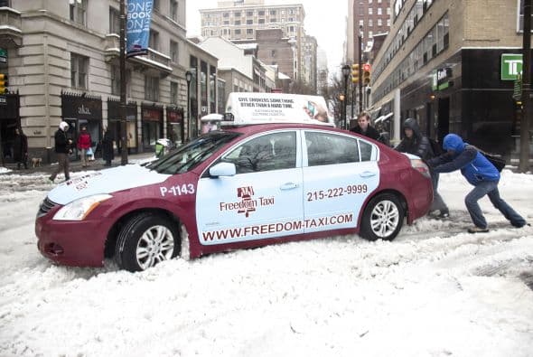 Imagenes de personas que salieron sin importar la tormenta de nieve en Filadelfia. Febrero marcó un récord de nieve que no se ha visto en 150 años.