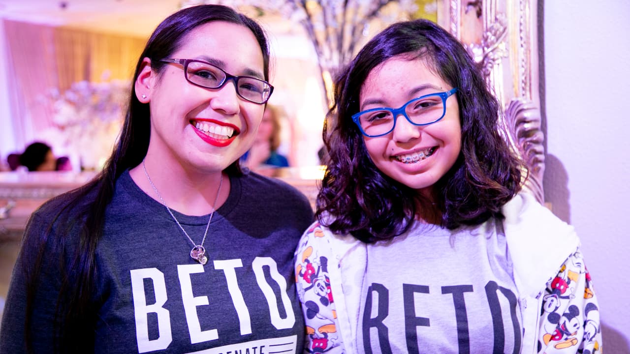 Lisa, un ama de casa hispana y madre de dos niñas de 12 y 6 años, dice que votará por primera vez en su vida y lo hará por O'Rourke. "Me gusta porque no está agarrando dinero de compañías, solo de la gente... y va a todos los lugares, está hablando con todos y responde tus preguntas".